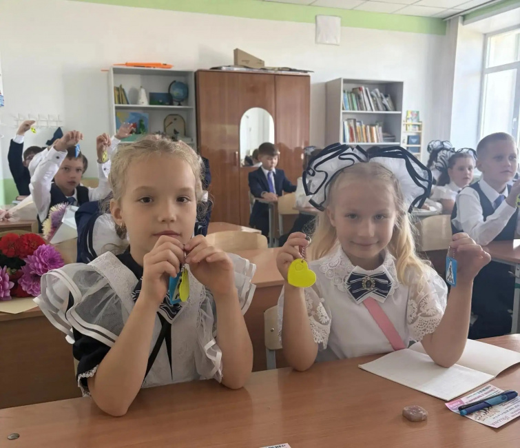 Талисман безопасности: школьникам Смоленки вручили брелоки-светоотражатели 